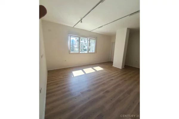 Ambient biznesi me qera 3+1 ne Tirane - 1,350 Euro