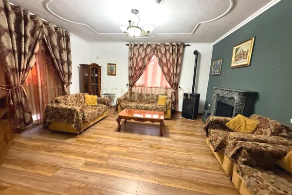 Shtepi ne shitje Vila Luksoze ne Tirane, 4+1, Mobilimi E mobiluar, Pagesa 490,000  Euro.