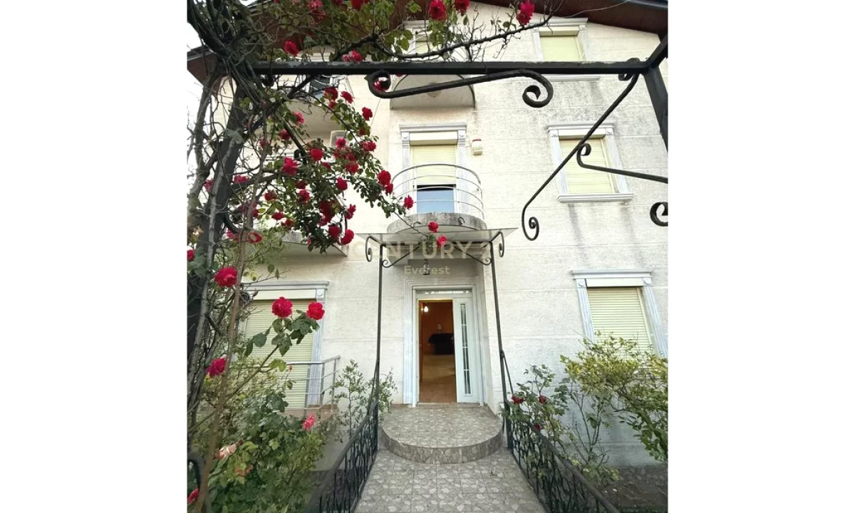 Shtepi ne shitje Vila Luksoze ne Tirane, 4+1, Mobilimi E mobiluar, Pagesa 490,000  Euro.