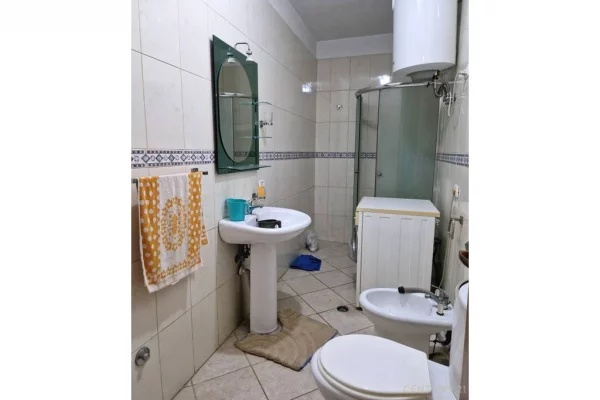 Shtepi ne shitje Apartament ne Tirane, 2+1, Mobilimi E mobiluar, Pagesa 147,000  Euro.