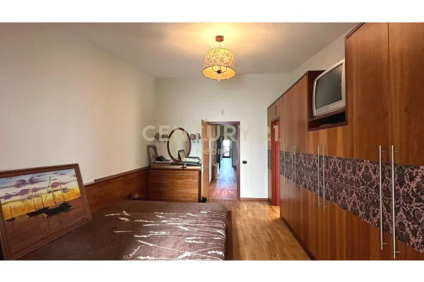 Shtepi ne shitje Penthose(kati i fundit panoramik) ne Tirane, 3+1, Mobilimi E mobiluar, Pagesa 420,000  Euro.