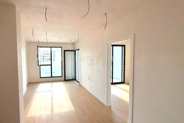 Shtepi ne shitje Apartament ne Durres, 1+1, Mobilimi Bosh, pa mobiluar, Pagesa 112,000  Euro.