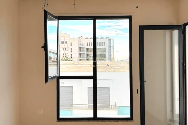 Shtepi ne shitje Apartament ne Durres, 1+1, Mobilimi Bosh, pa mobiluar, Pagesa 112,000  Euro.