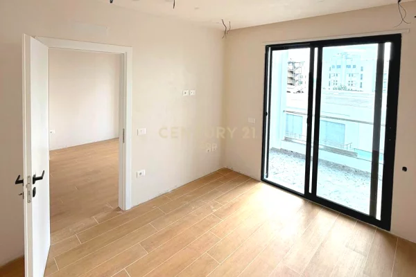 Shtepi ne shitje Apartament ne Durres, 1+1, Mobilimi Bosh, pa mobiluar, Pagesa 112,000  Euro.