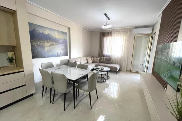 Shtepi me qera Apartament ne Vlore, 2+1, Mobilimi E mobiluar, Pagesa 1,000  Euro.