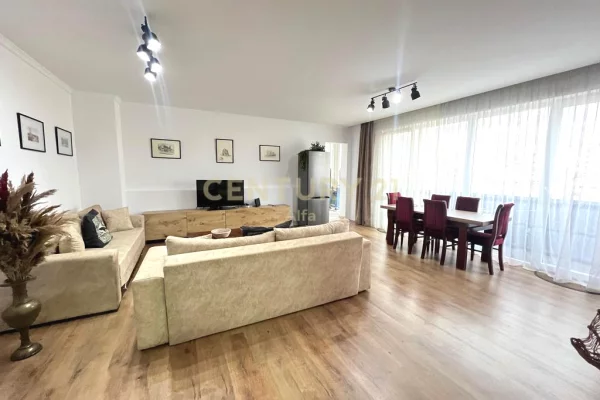 Vilë për Shitje në Farkë, me Verandë Panoramike dhe Oborr Privat