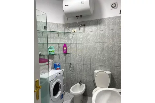 Shtepi me qera Apartament ne Tirane, 1+1, Mobilimi E mobiluar, Pagesa 550  Euro.