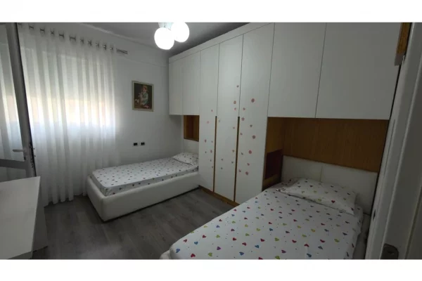 Shtepi me qera Apartament ne Tirane, 2+1, Mobilimi E mobiluar, Pagesa 950  Euro.