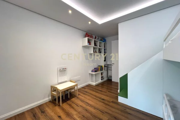 Shtepi me qera Penthose(kati i fundit panoramik) ne Tirane, 2+1, Mobilimi E mobiluar, Pagesa 1,500  Euro.