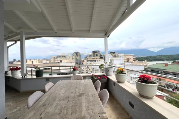 Shtepi me qera Penthose(kati i fundit panoramik) ne Tirane, 2+1, Mobilimi E mobiluar, Pagesa 1,500  Euro.