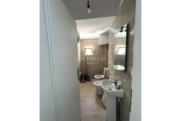 Shtepi me qera Apartament ne Tirane, 2+1, Mobilimi Bosh, pa mobiluar, Pagesa 700  Euro.