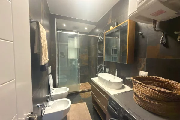 Shtepi me qera Apartament ne Tirane, 2+1, Mobilimi E mobiluar, Pagesa 800  Euro.