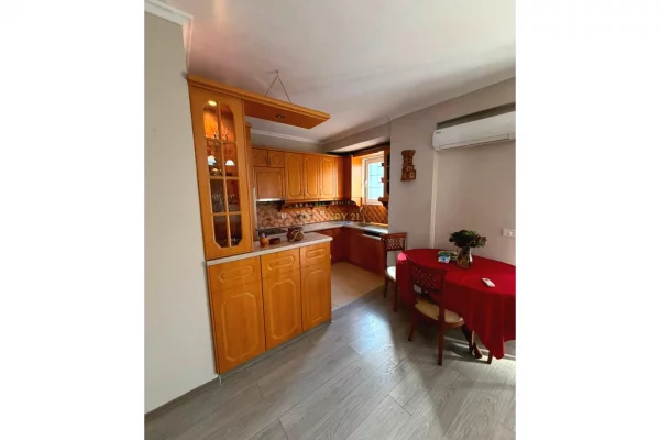 Shtepi me qera Apartament ne Tirane, 2+1, Mobilimi E mobiluar, Pagesa 650  Euro.