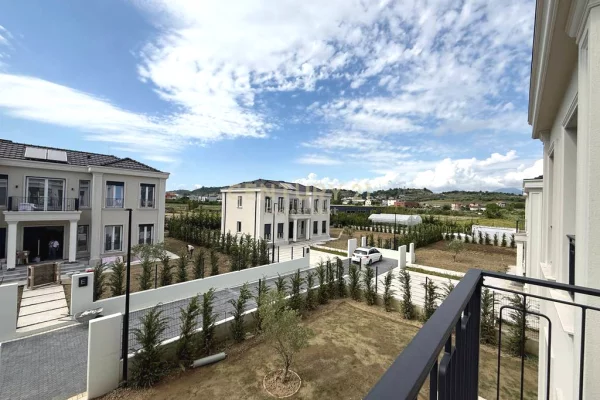 Shtepi ne shitje Vila Luksoze ne Tirane, 3+1, Mobilimi E mobiluar, Pagesa 550,000  Euro.