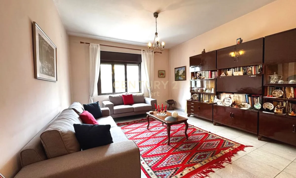Shtepi ne shitje Apartament ne Tirane, 3+1, Mobilimi E mobiluar, Pagesa 364,000  Euro.