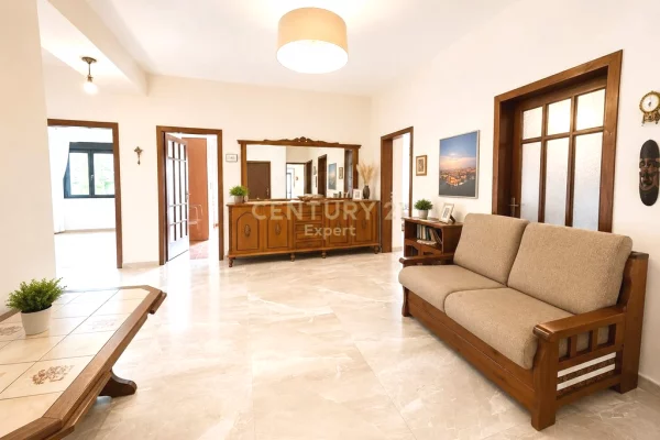 Shtepi ne shitje Apartament ne Tirane, 3+1, Mobilimi E mobiluar, Pagesa 364,000  Euro.