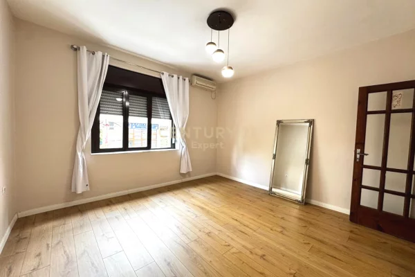 Shtepi ne shitje Apartament ne Tirane, 3+1, Mobilimi E mobiluar, Pagesa 364,000  Euro.