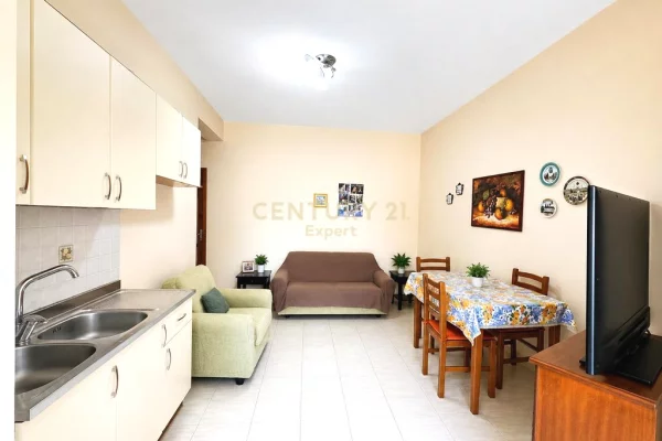 Shtepi ne shitje Apartament ne Tirane, 3+1, Mobilimi E mobiluar, Pagesa 364,000  Euro.