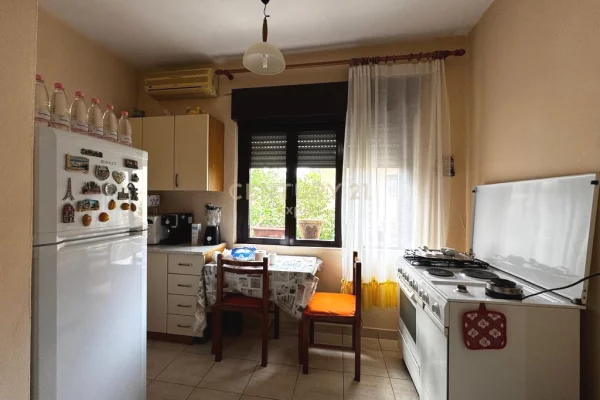 Shtepi ne shitje Apartament ne Tirane, 3+1, Mobilimi E mobiluar, Pagesa 364,000  Euro.