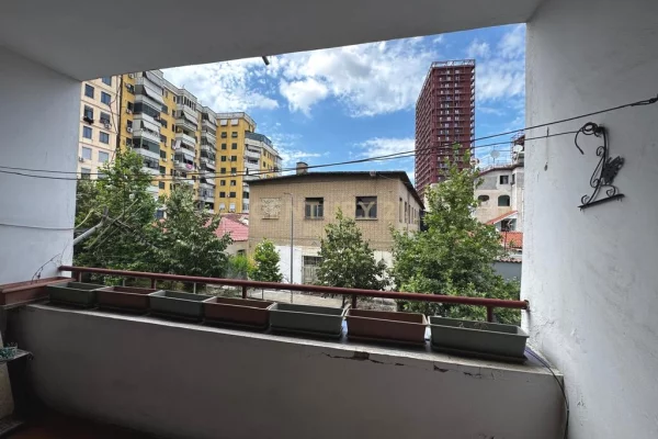 Shtepi ne shitje Apartament ne Tirane, 3+1, Mobilimi E mobiluar, Pagesa 364,000  Euro.