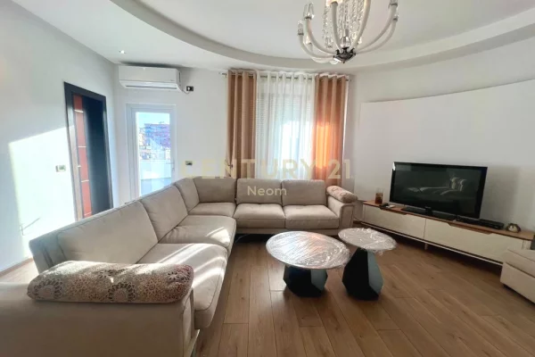 Shtepi me qera Penthose(kati i fundit panoramik) ne Tirane, 3+1, Mobilimi E mobiluar, Pagesa 1,300  Euro.