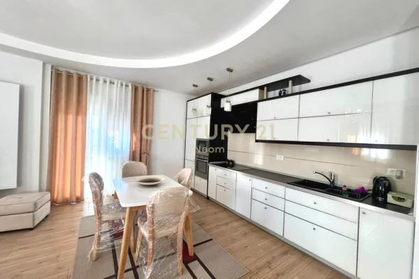 Shtepi me qera Penthose(kati i fundit panoramik) ne Tirane, 3+1, Mobilimi E mobiluar, Pagesa 1,300  Euro.