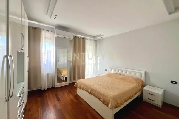 Shtepi me qera Penthose(kati i fundit panoramik) ne Tirane, 3+1, Mobilimi E mobiluar, Pagesa 1,300  Euro.