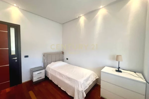Shtepi me qera Penthose(kati i fundit panoramik) ne Tirane, 3+1, Mobilimi E mobiluar, Pagesa 1,300  Euro.