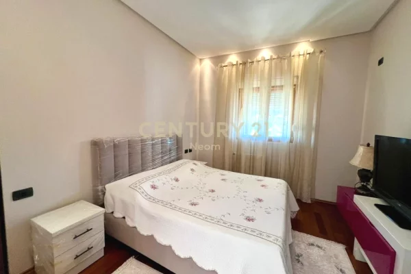 Shtepi me qera Penthose(kati i fundit panoramik) ne Tirane, 3+1, Mobilimi E mobiluar, Pagesa 1,300  Euro.