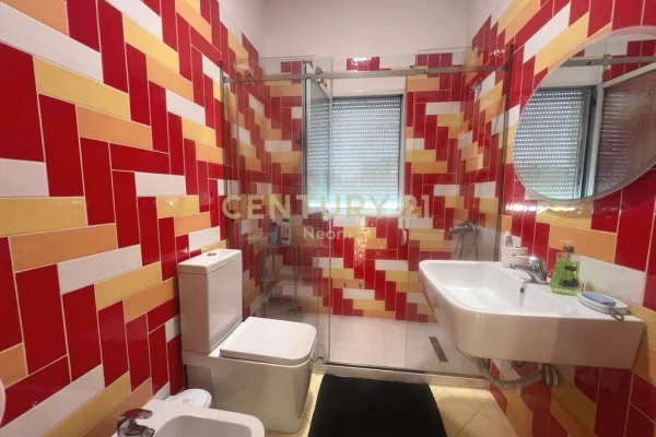 Shtepi me qera Penthose(kati i fundit panoramik) ne Tirane, 3+1, Mobilimi E mobiluar, Pagesa 1,300  Euro.
