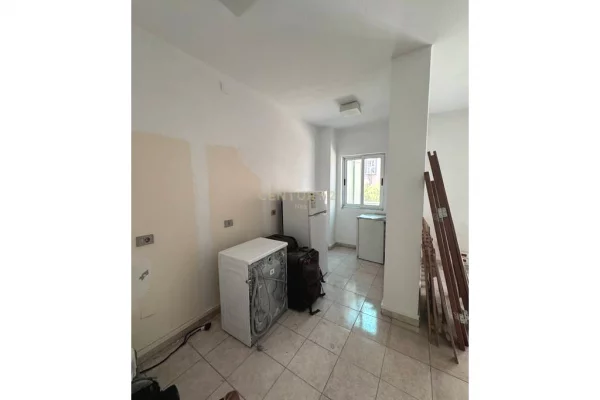 Shtepi ne shitje Apartament ne Tirane, 2+1, Mobilimi Bosh, pa mobiluar, Pagesa 260,000  Euro.
