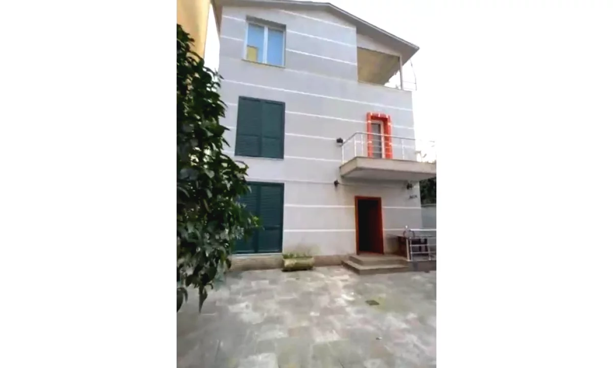 Shtepi me qera Vila Luksoze ne Tirane, 7+1, Mobilimi E mobiluar, Pagesa 5,600  Euro.