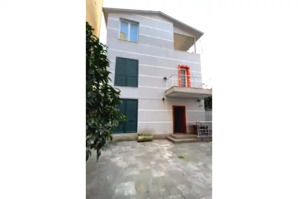Shtepi me qera 7+1 ne Tirane - 5,600 Euro