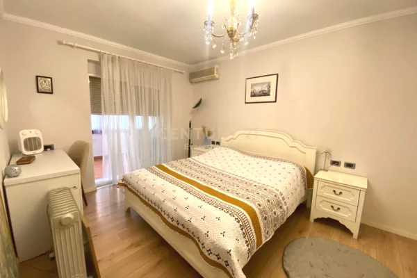 Shtepi me qera Apartament ne Tirane, 2+1, Mobilimi E mobiluar, Pagesa 800  Euro.