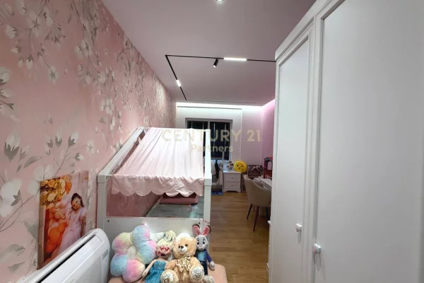 Shtepi ne shitje Apartament ne Tirane, 2+1, Mobilimi E mobiluar, Pagesa 240,000  Euro.