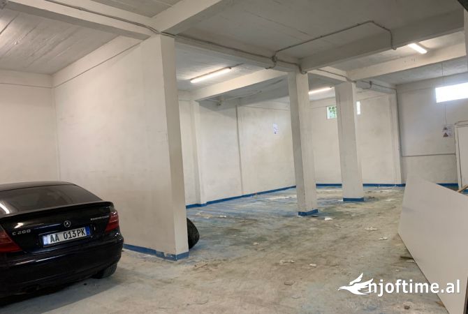 Ambiente Commerciale in Affitto 4+1 a Tirana - 600 Euro
