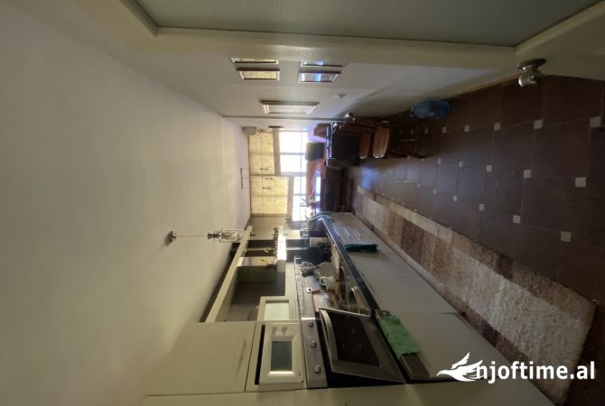 Shtepi ne shitje Apartament ne Tirane, 3+1, Mobilimi E mobiluar, Pagesa 180,000  Euro.