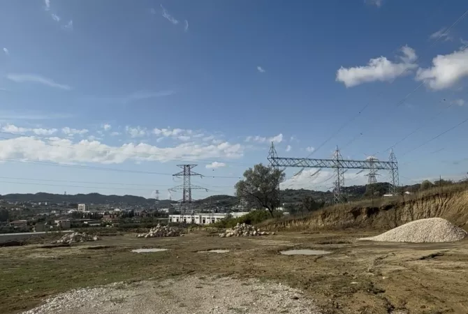 Truall ose Toke ne Tirane - 120,000 Euro