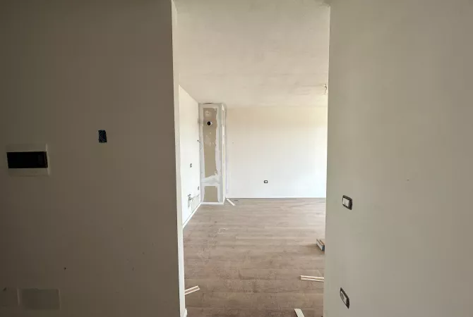 Shtepi ne shitje Apartament ne Tirane, 1+1, Mobilimi Bosh, pa mobiluar, Pagesa 125,000  Euro.