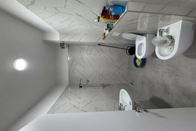 Shtepi ne shitje Apartament ne Tirane, 1+1, Mobilimi Pjeserisht e mobiluar, Pagesa 77,999  Euro.