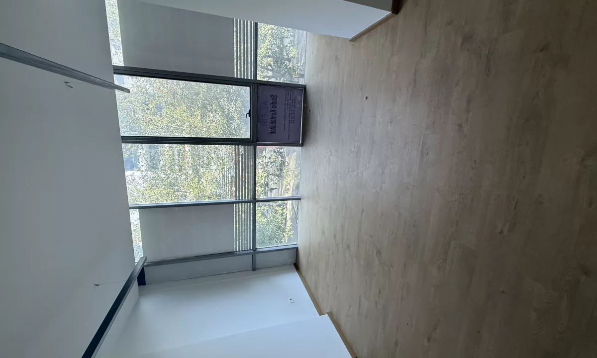 Ambient Biznesi+Post Parkimi Per Qera Rruge Kryesore