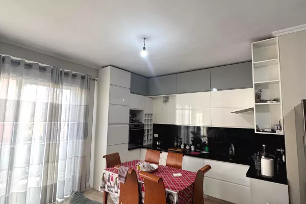 Shtepi ne shitje Apartament ne Tirane, 3+1, Mobilimi E mobiluar, Pagesa 235,000  Euro.