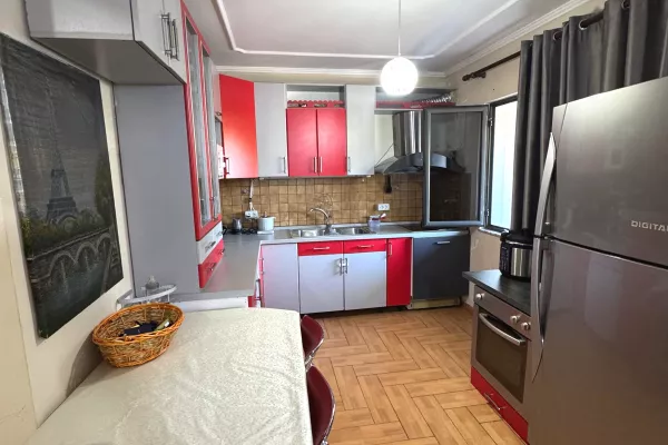 Shtepi ne shitje Apartament ne Tirane, 2+1, Mobilimi E mobiluar, Pagesa 130,000  Euro.