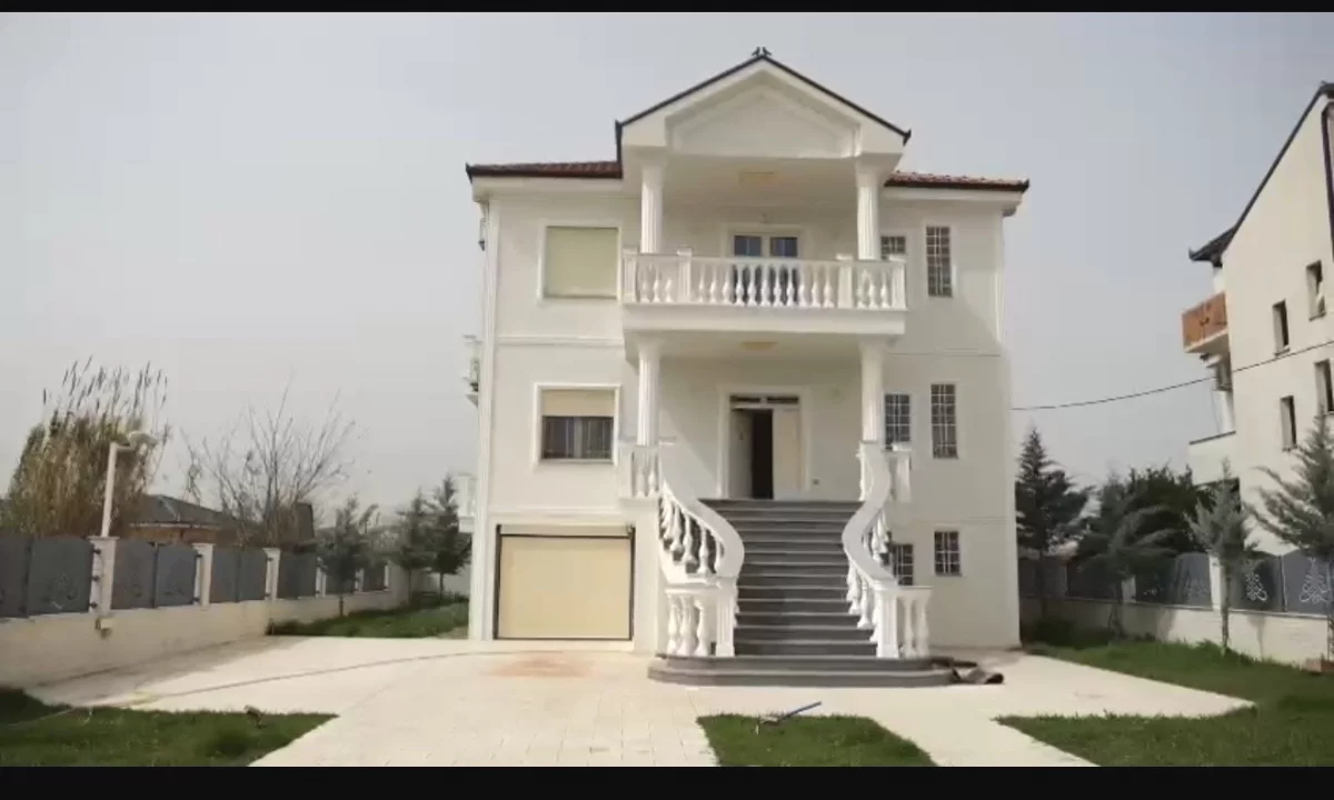 Shtepi ne shitje Vila Luksoze ne Tirane, 7+1, Mobilimi E mobiluar, Pagesa 340,000  Euro.