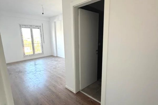 Shtepi me qera Apartament ne Tirane, 2+1, Mobilimi Bosh, pa mobiluar, Pagesa 350  Euro.