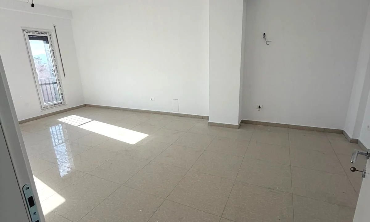 Shtepi me qera Apartament ne Tirane, 1+1, Mobilimi Bosh, pa mobiluar, Pagesa 300  Euro.