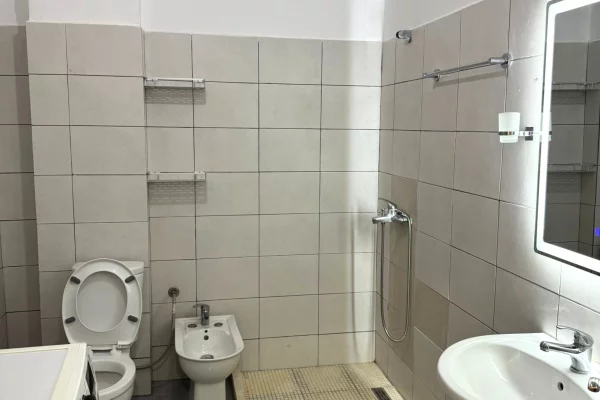 Shtepi me qera Apartament ne Tirane, 2+1, Mobilimi E mobiluar, Pagesa 45,000  Leke.