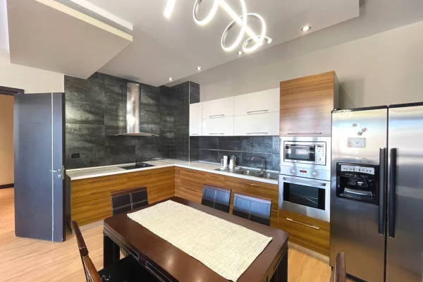 Shtepi me qera Apartament ne Tirane, 2+1, Mobilimi E mobiluar, Pagesa 550  Euro.