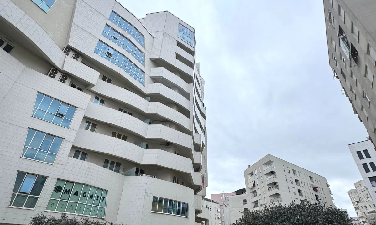 Ambient Biznesi Per Shitje Kompleksi Magnet 21 Dhjetori Me Hipoteke