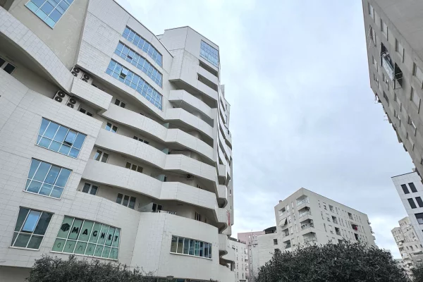 Ambient Biznesi Per Shitje Kompleksi Magnet 21 Dhjetori Me Hipoteke